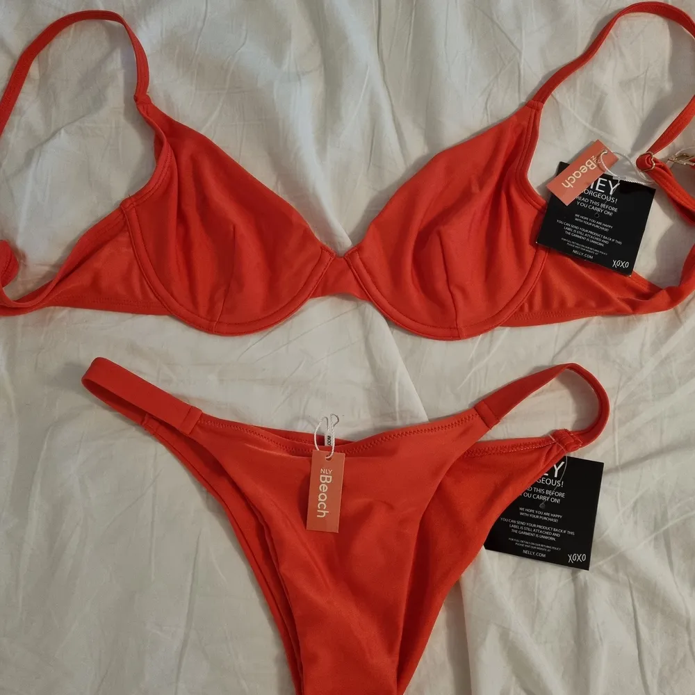Oanvänd röd bikini från Nelly med prislappar kvar. Överdelen är strl 80C och underdelen S. 150 kr för båda delarna, går även bra att köpa en del för 75 kr. . Övrigt.
