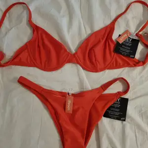 Oanvänd röd bikini från Nelly med prislappar kvar. Överdelen är strl 80C och underdelen S. 150 kr för båda delarna, går även bra att köpa en del för 75 kr. 