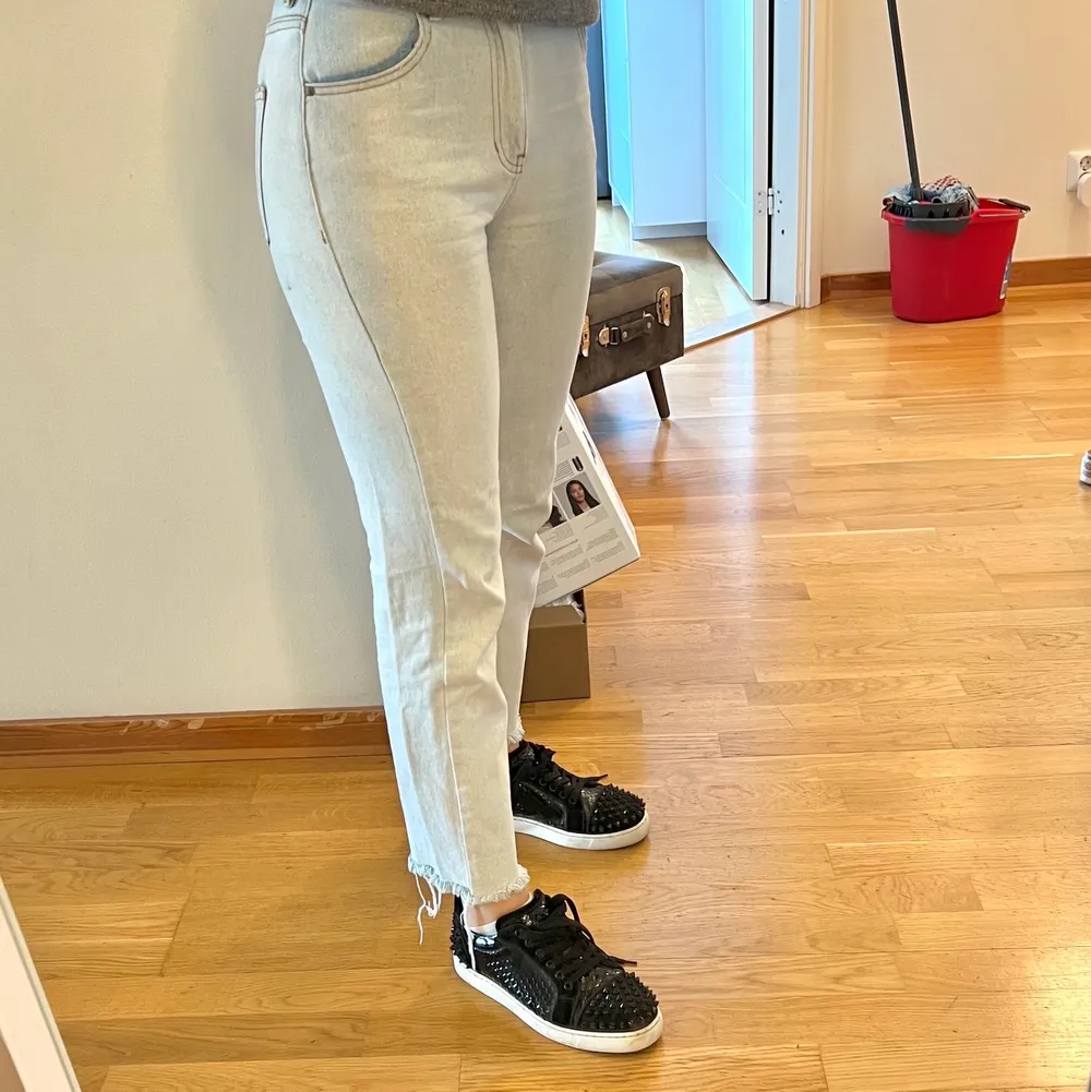 Tyvärr för små för mig:( Är i modellen ”Mom jeans”. Så fin ljus färg på byxorna och perfekt passform! Väldigt bra skick på jeansen. Jeans & Byxor.