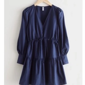 Klänning & Other Stories  - En fin  klänning i storlek 42, endast använd en gång ! Köpt på Hm för & Other Stories nypris 890. Fin kvalitet 💙 Vid fler bilder eller frågor skriv privat.