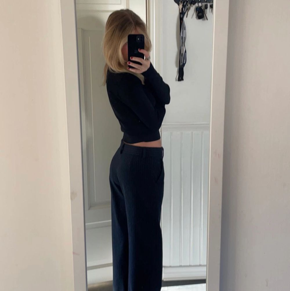 INTRESSEKOLL!! På dessa limited edition kostymbyxor ifrån zara, sjukt snygga, lågmidjade kostymbyxor i as skönt material. Säljes bara vid bra pris💕 skicka privat vid intresse💕. Jeans & Byxor.