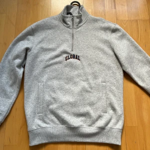 Grå tröja från hm  - Säljer en grå tröja från hm som är använd ca 1 gång den är i väldigt bra skick