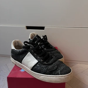 Valentino sneakers - Valentino Flycrew sneakers i storlek 40, köpta på Mytheresa för 6500:-. 🌸 Välanvända men fortfarande i fint skick. Nya snören och extra nitar ingår. Köpare står för eventuell frakt 
