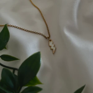 Blixthalsband⚡️ - Så vackert blixthalsband som är egengjort! Passar jätte fint med tillexempel en sommarklänning till skolavslutningen! även till så bra pris!!⚡️⚡️❤️‍🔥❤️‍🔥 älskar!!!