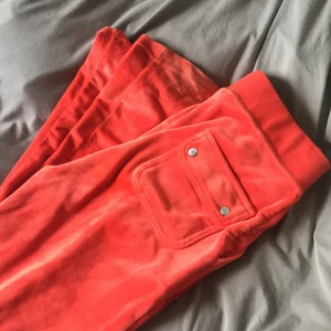 Juicy  - Säljer mina juicy byxor i storlek s, passar även till xs, köpta för några månader sen men sparsamt använda och i bra skick, är många intresserade så blir det budgivning (köpa för 1100)