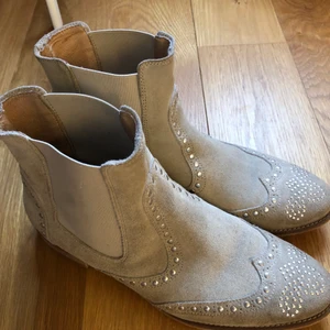 Boots - Säljer dessa snygga boots som är supersnygga till att till exempel ha på sig när man ska gå på fest!! Säljer för 300kr plus frakten 🚚📦👌🏻