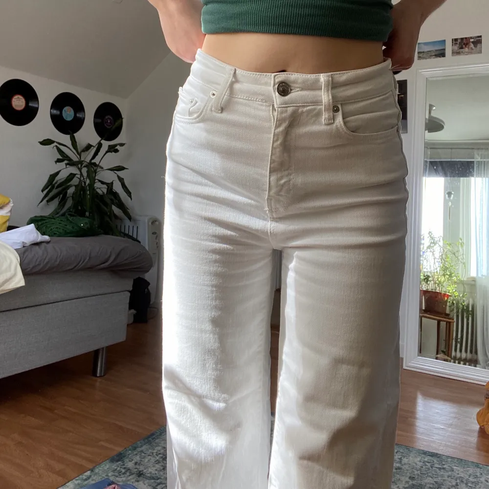 Säljer dessa fantastiska midrise vita jeans från zara! Superstretchiga och bekväma. Perfekt längd för mig som är 163 så skulle säga att de passar bäst för någon kortare än mig! Köpta för 400kr för något år sedan. Skriv för fler bilder eller frågor!❤️. Jeans & Byxor.