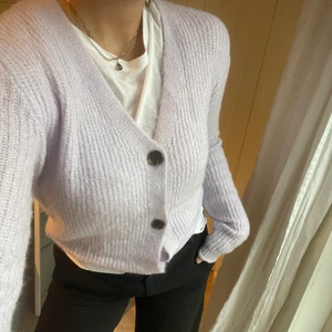 Lila kofta från HM - Säljer denna stickade ljuslila kofta från HM💜 Väldigt gosig och mjuk. Storlek 170 från barnavdelningen men passar upp till storlek S! ÄLSKAR