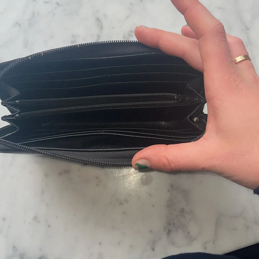 Svart läder plånbok från Prada, äkta.💞                Jättesnygg och rymlig, tyvärr har den en lite liten fläck på baksidan, men knappt synlig.                                            Nypris ca 7000-8000kr❤️. Accessoarer.