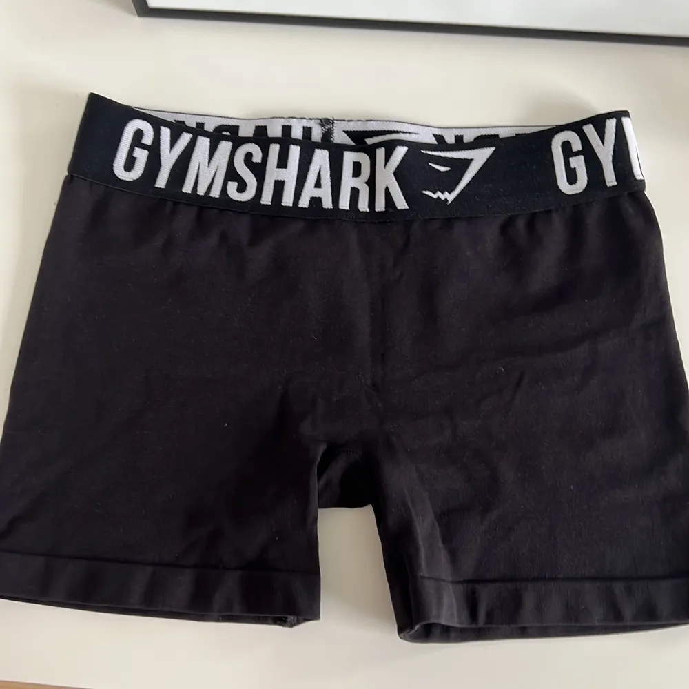 Ett par hotpants / träningsshorts ifrån Gymshark, endast använda en gång, så dem är som nya.. Shorts.