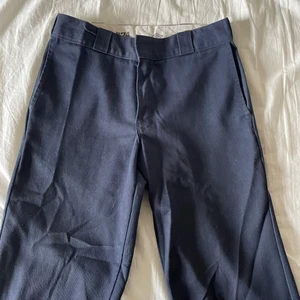 Dickies 874 original fit - Mörkblåa Dickies 874:or med gött slitage som ger dem skönare fit. Har använt dem som skateboard byxor så dem är väll använda! Skriv för mer info/bilder!