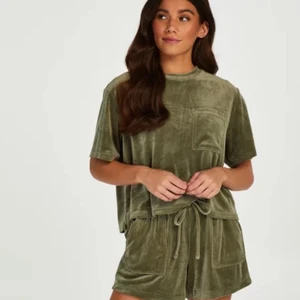 Hunkemöller - Helt oanvänt skogsgrönt vilor sett (shorts och t-shirts) ifrån hunkemöller.. storlek S. Nypris 589kr. kom privat för fler frågor❣️