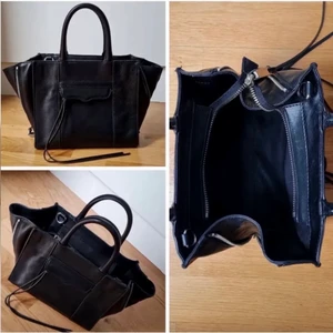 Rebecca minkoff väska handväska  - Fast pris. Handväska väska från Rebecca minkoff, svart, modellen är Mini mab zip tote. Väldigt rymlig trots att det är en liten väska, samt praktiskt att den går att ha i två ”lägen” (som två handväskor)   Superfint skick! ENDAST DET PÅ BILDEN INGÅR DVS VÄSKAN (dustbag etc borta pga flytt)  Valentino, Alexander mcqueen, Zadig Voltaire, zara jacka, flare jeans, armband, moncler, new balance 530, Fendi, hm, true religion, Weekday . 1a bilden är lånad 