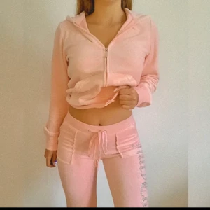 Juicy Couture sett - Passar perfekt det är storlek S men passar Xs inga diamanter har trillat av.Postar spårbart