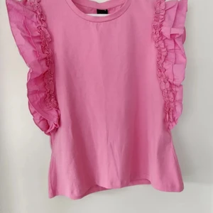 Gina Tricot t-shirt - Size XL but more like an L. Never worn. Shipping included in the price.