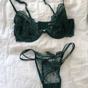 Grönt underklädersset från Asos - Hej! Säljer detta oanvända underklädersset från asos. Endast testat och där av är lapparna bortklippta. Trosorna är i storlek S, men är stretchiga så passar M & ev L. Bh är i storlek 75 D, men är ganska liten i kupan så motsvarar en S eller M i storlek! Köparen står för frakt. 