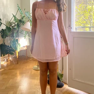 Rosa kortklänning  - Rosa klänning från H&m i storlek S.