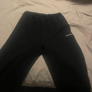 NICKI STUDIOS MJUKISBYXOR - Säljer mina mjukisbyxor från Nicki Studios. Inköpta för ca 1 år sedan för 990kr, knappt använda (ca. 2 gånger) då dom är lite för stora för mig. Passar strl M/L, breda i passformen men sitter bra i midjan. 