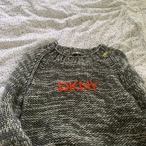 DKNY stickad tröja - En supersöt stickad tröja som är perfekt till jeans eller att ha utanpå en somrig klänning. Storleken är en 8, men är ej säker om det är en amerikansk eller brittisk sådan, men skulle säga att det skulle passa S/M bäst. Köparen står för frakt💗