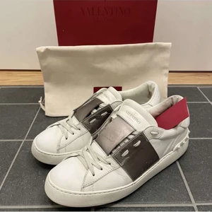 Valentino open sneaker  - Säljer ett par par Valentino skor i storlek 39🦋. Bra skick lite små slitna men finns fortfarande mycket liv i! Bara att fråga om de är något du undrar💎.