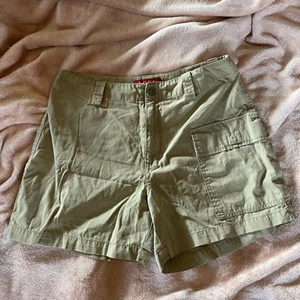 Beiga cargo shorts  - Biega cargo shorts i fint skick, trots flitig användning. Alla fickor är stora och äkta. För fler bilder och/eller mått är det bara att komma privat. Priset är exklusive fraktkostnaden och jag samfraktar gärna :)