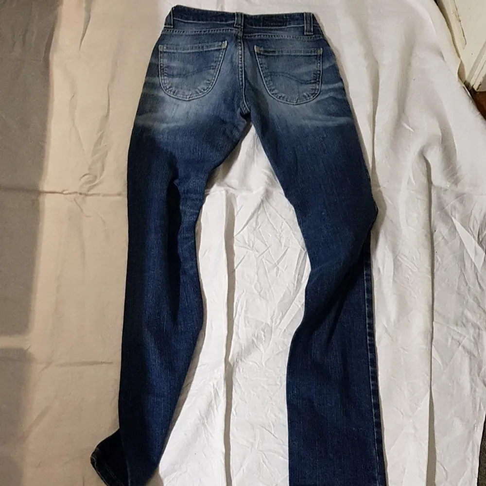 Skitsnygga lagom slitna Lee orginal jeans strl 27/33 modell  Monroe. . Jeans & Byxor.