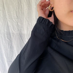 Mörkblå tröja med volanger 😊🫶 - En mörkblå tröja från Zara med volanger i kragen och runt armarna. Superfin att ha som den är eller under en annan tröja. Strl 36. Köparen står för frakten. ✌️✨