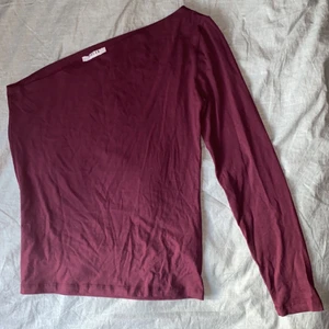 Tröja men en ärm - Oanvänd tröja med en ärm i storlek L, den är mer vinröd i verkligheten än det ser ut på bild