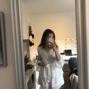 Skolavslutningsklänning - Hej, säljer min fina skolavslutningsklänning som jag hade på mig i nian. Den är i bra skick och har använt två gånger. Utgångspris är 300