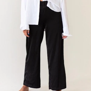 Svarta byxor i silke - Supersköna o festliga byxor i silkes liknande/lätt glansigt material