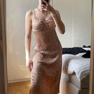 Sommarklänning - En lång, jätte fin sommarklänning från NA-KD! Använd ett fåtal gånger, som ny i kvaliten💕 Köparen står för frakt☺️