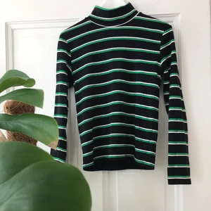 Polotröja - Säljer denna coola polo från Pop Boutiques egna märke. Superhärlig tröja med upp/nedvikbar polokrage i bomull. 