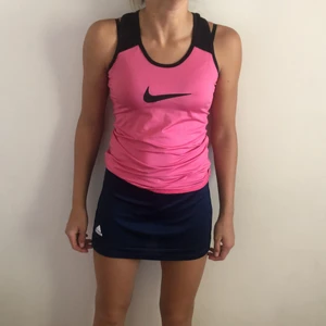 Träning - Tenniskjol adidas, S, 100kr. Nike linne, s, 90kr