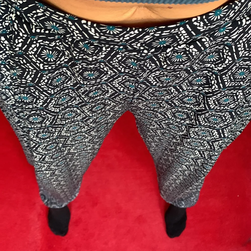 If you’re looking for a chill comfy look or a cool yoga pants, I’ve got ya! This blue flower patterned pants from max is the most comfortable pants I’ve had. It also has a nice tightening at the ankles and pockets. . Jeans & Byxor.