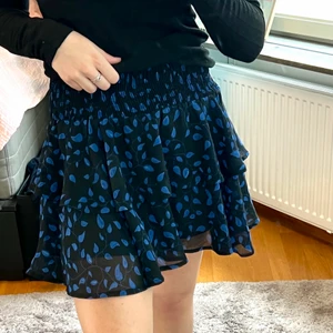 Volangkjol från NA-KD - Volangkjol i väldigt bra skick! Har klippt bort lappen i kjolen då den stacks men den är från NA-KD och storlek S! Väldigt stretchig så passar även M!💙