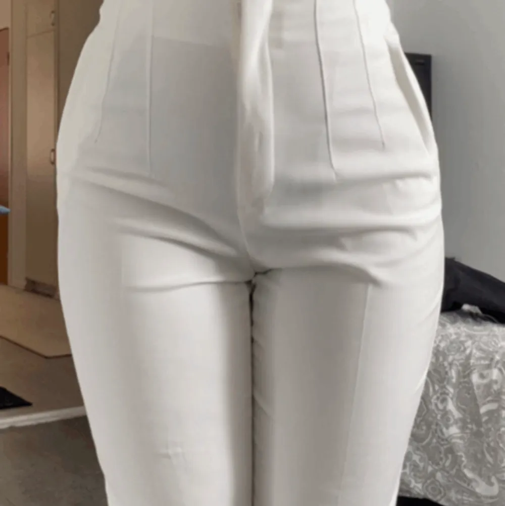 Oanvända vita kostymbyxor i storlek M. Jeans & Byxor.