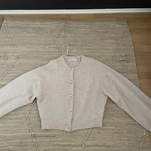 Custommade stickad tröja - Stickad tröja från custommade köpt på nk. Använd ca 4 gånger! Storlek L så sitter lite oversized på mig som är 168🤍