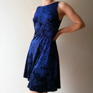 Blå sammetsklänning  - Jättefin blå klänning i bruten sammet. Köpt på h&m för några år sedan. Den är inte använd så mycket så den är i ett bra skick. Lite extra snygg i ryggen som passar bra på fest eller finare kvällar. Jag är 162 cm och den går lite ovanför knäna på mig. Köparen står för frakten eller så möts vi i Göteborg! 