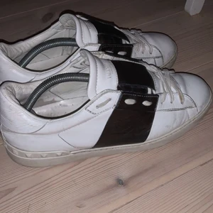 Valentino  - Valentino sneakers, Inget fel på skorna och dom är hela. Storlek 43, självklart äkta, Tar bud 