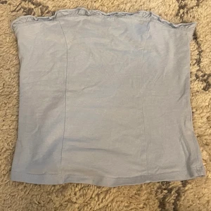 Blå topp  - Jättefin topp från nly trend i storlek 36. Använd några få gånger men i jättefint skick. 