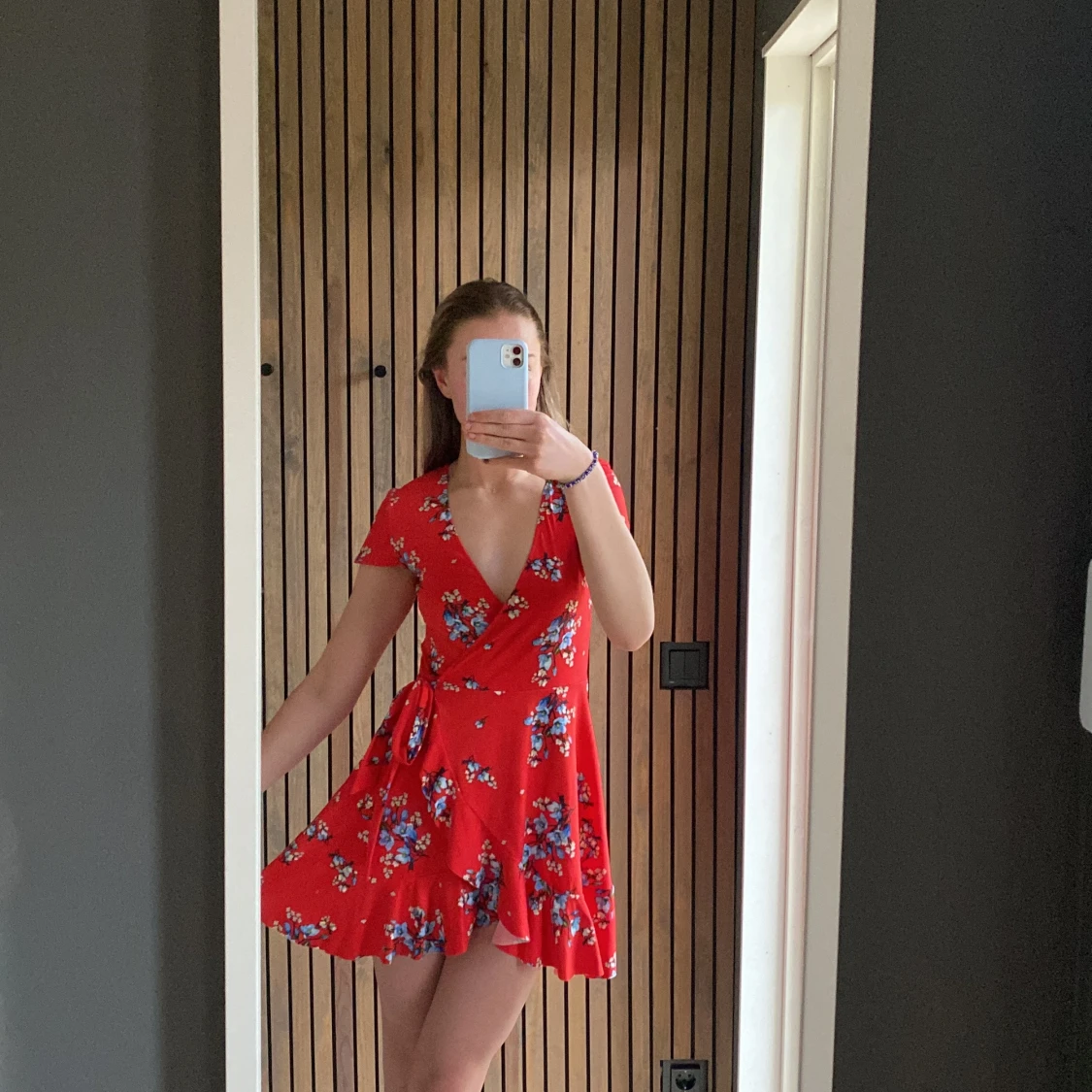 RÖD KLÄNNING MED BLOMMOR PÅ