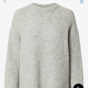 Stickad grå tröja - Säljer nu denna stickade tröja med prislappen kvar, köpt för 825kr och passar perfekt nu till sommaren och dra över senare på kvällen!