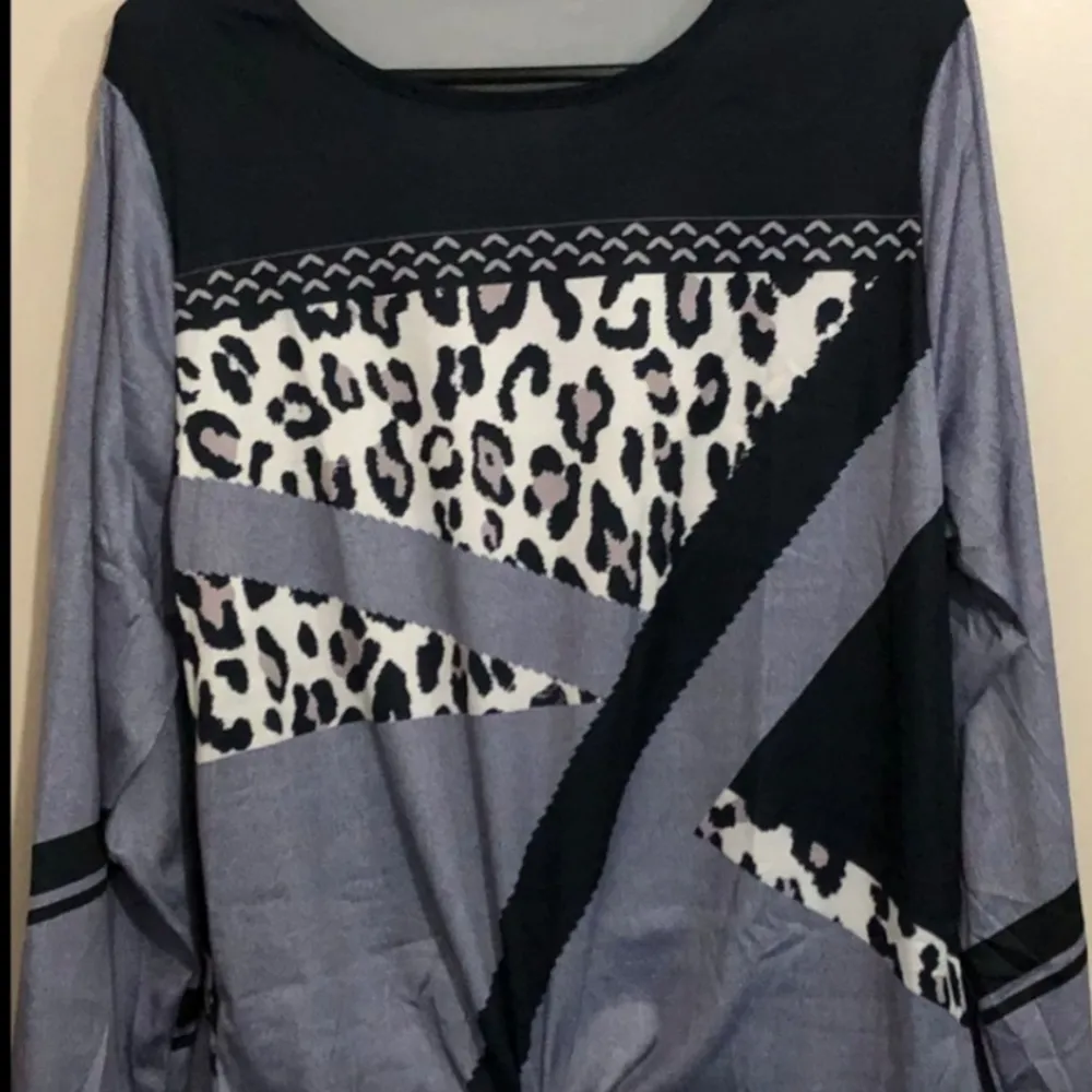 Snyggt designad Leopardmönstrad tröja i svart & grå. Tröjan är helt ny och aldrig använd, säljes pga då den inte används då jag har jag har två st av samma sort (garderosrensning). STORLEK : M. Tröjor & Koftor.