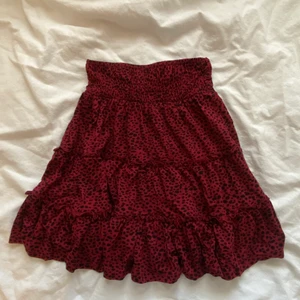 Röd kjol  - Säljer denna mörkröda kjolen med svarta prickar på. Köpt hos Asos. Passar jättefint till ett par svarta strumpbyxlr. Jättefin men har aldrig använts💞💞