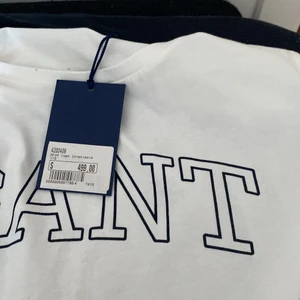 Gant tröja strl S - Storlek S men passar även M. Helt oanvänd kostar 500kr nypris. Skriv för intresse!