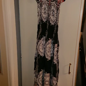 Sommarklänning plussize stretch - Lång mönstrad sommarklänning I stretchigt material med korta ärmar. Endast provad. Hel och ren.