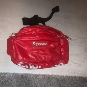 Väska från supreme! Digitalt kvitto från supreme finns! Nästan helt i nyskick! Senast sålda på StockX är 242$