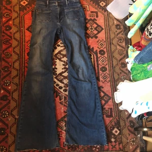 Flared jeans - Så fina flared jeans köpta här på plick men som inte riktigt passade! Lagom långa på mig som är ca 160! Går om man är längre eller kortare! Små fläckar men inget som stör, gratis frakt<3