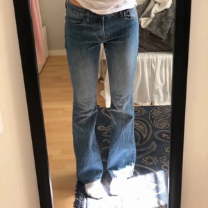 Lågmidjade jeans - Skitsnygga lågmidjade jeans från brandy melville! Använda endast 1 gång, alltså i nyskick💞 Är 166/167 cm lång för referens🥰 De är storlek S/One Size så är väldigt stretchiga men passar i grunden en S.