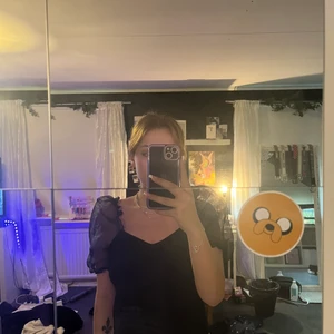 Svart topp  - Jätte söt svart topp som är använd 1 gång, är i storlek L men skulle säga att den med sitter som en S. Jätte fint skick💗